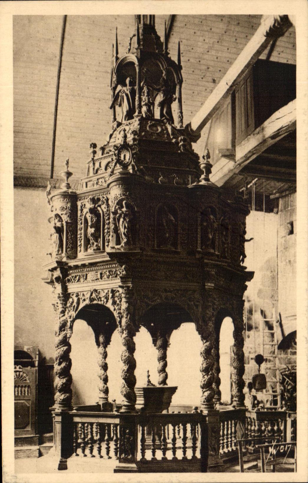 Guimiliau (Finistère) — Interno della chiesa. Il battistero in legno scolpito (secolo XVII) — Les Éditions d'Art 'YVON', Parigi