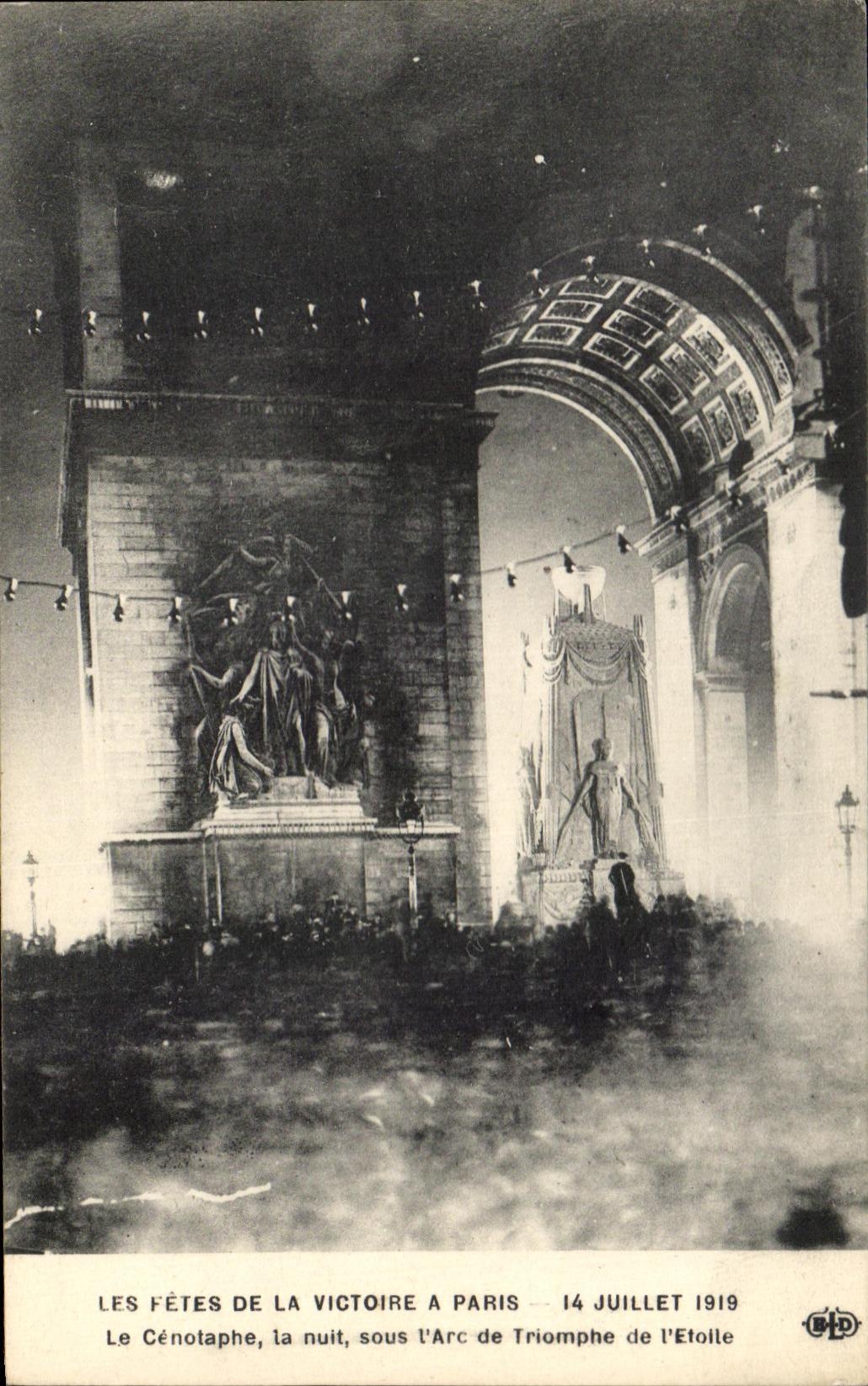 CPA Les Fetes De la Victoire A Paris 14 juillet 1919 Le Cenotaphe la Nuit Sous l'Arc de Triomphe de l'Etoile