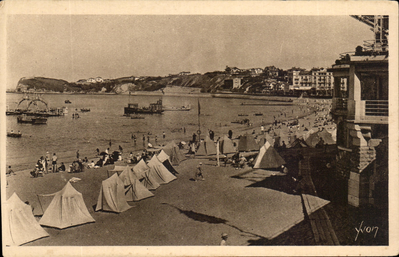 St-Jean-de-Luz — La Plage et la Pointe Sainte-Barbe — Les Éditions d'Art Yvonne, Paris