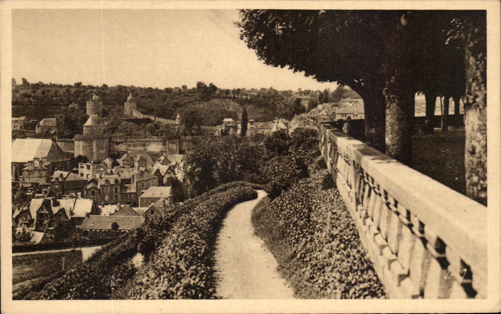 Fougères (Ille-et-Vilaine) — La ville basse vue du Jardin Public — Éditions d'Art Vitré