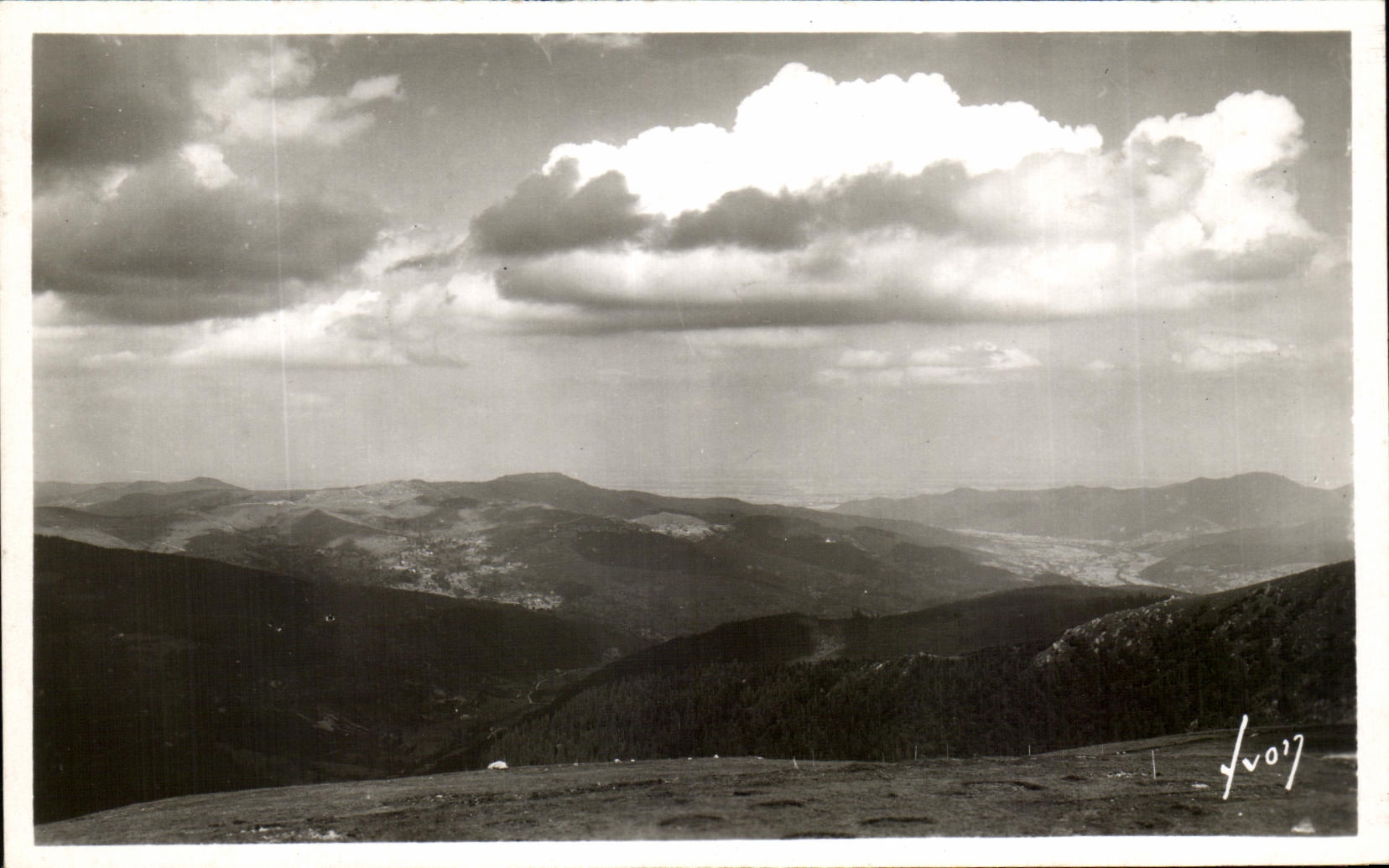 Le Hohneck 1366 m. (Ht-Rhin) — La vallée de Munster vue du belvédère de l'Hôtel — Éditions d'Art 'YVON', Paris