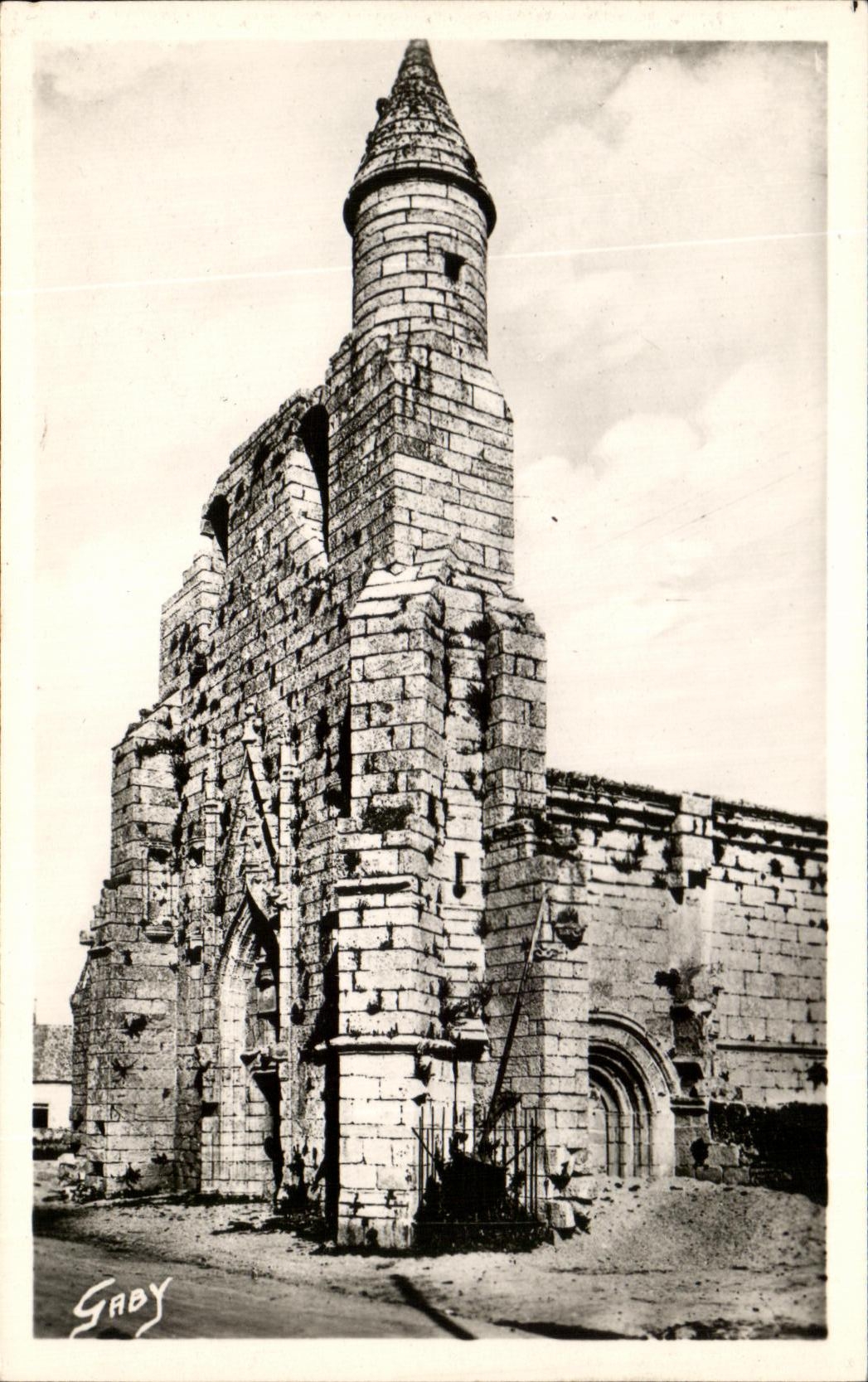 CPA St Guenole Penmarc'h Kerity Ancienne Eglise Ste Thumette du Reste Une Partie de la Facade avec Tourelle et les arcea