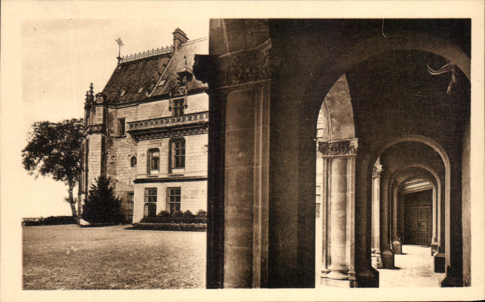 Château de Chaumont-sur-Loire — Intérieur de la Cour - La Chapelle — Les Arcades — Édition Simon