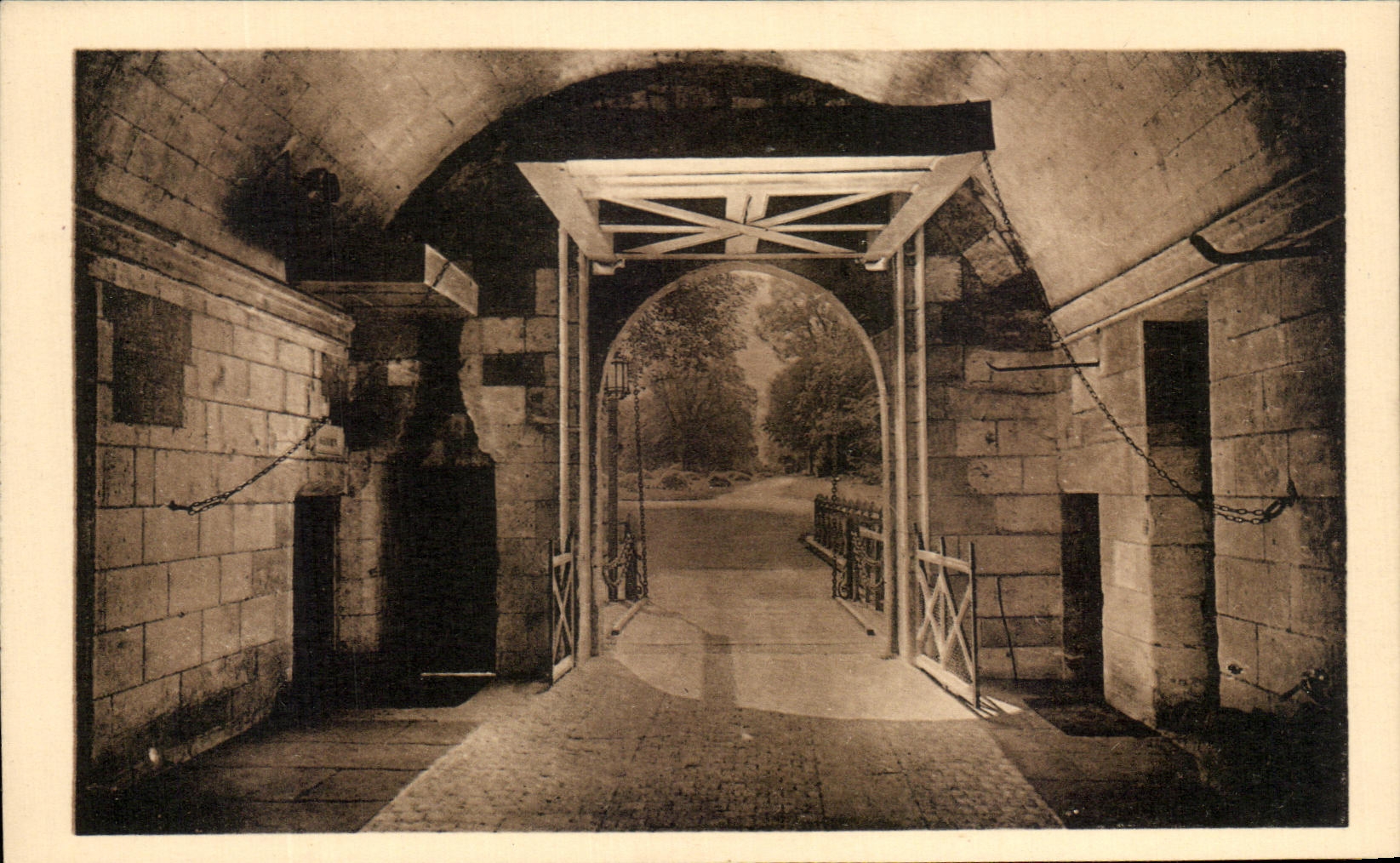 Château de Chaumont-sur-Loire — Le Pont-Levis pris du Porche — Édition MON