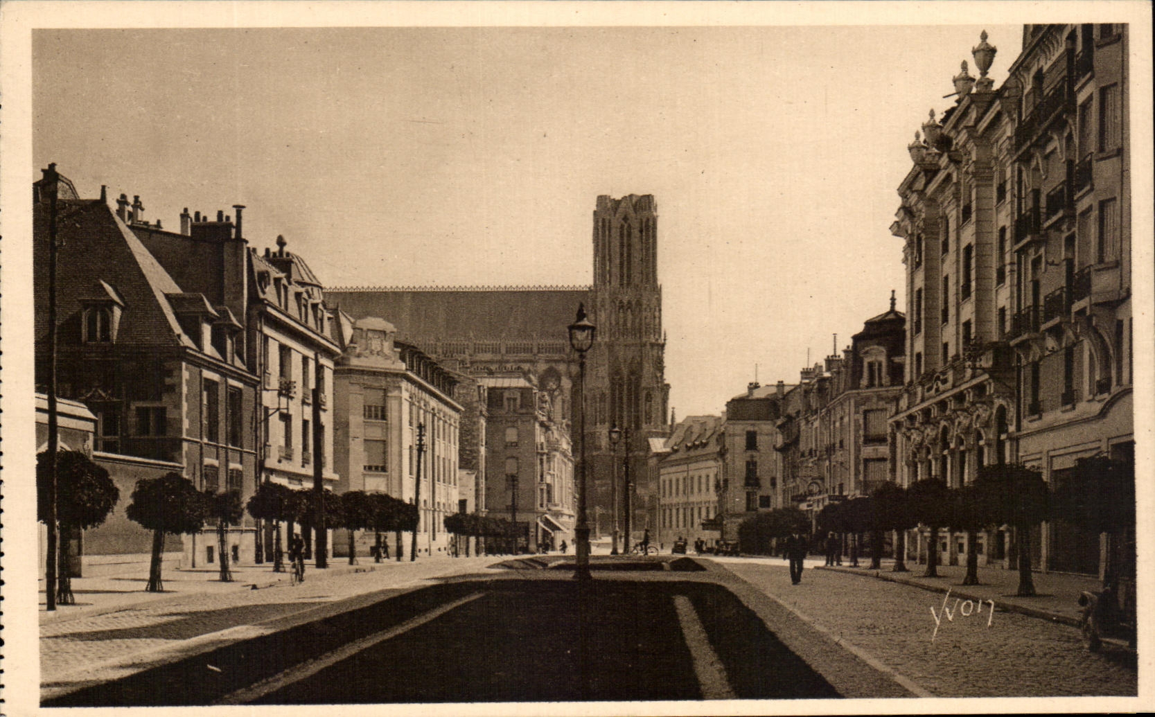 CPA Reims Le Cours Langlet et la Cathedrale