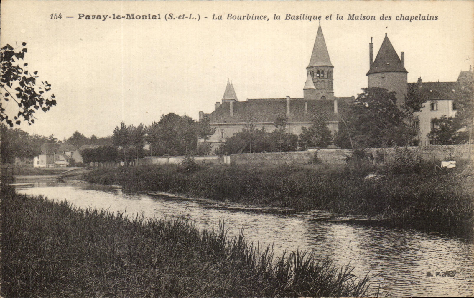 CPA Paray le Monial La Bourbince La basilique et la maison des Chapelains