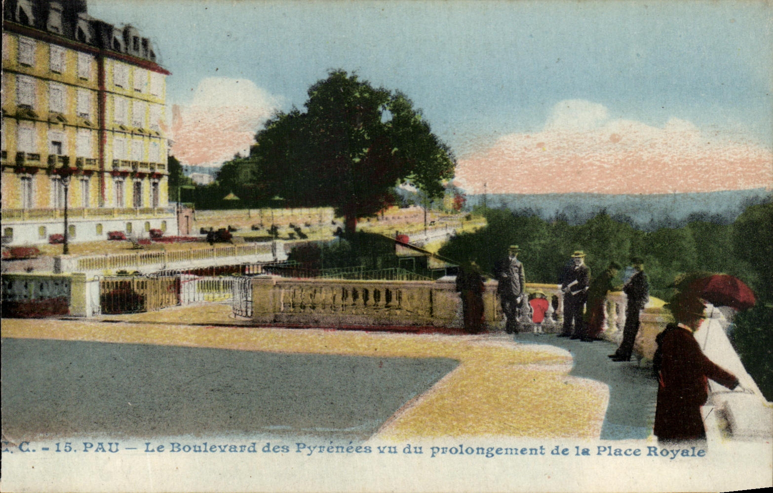 Pau — Le Boulevard des Pyrénées vu du prolongement de la Place Royale — Carrache, éditeur, Pau, n°15
