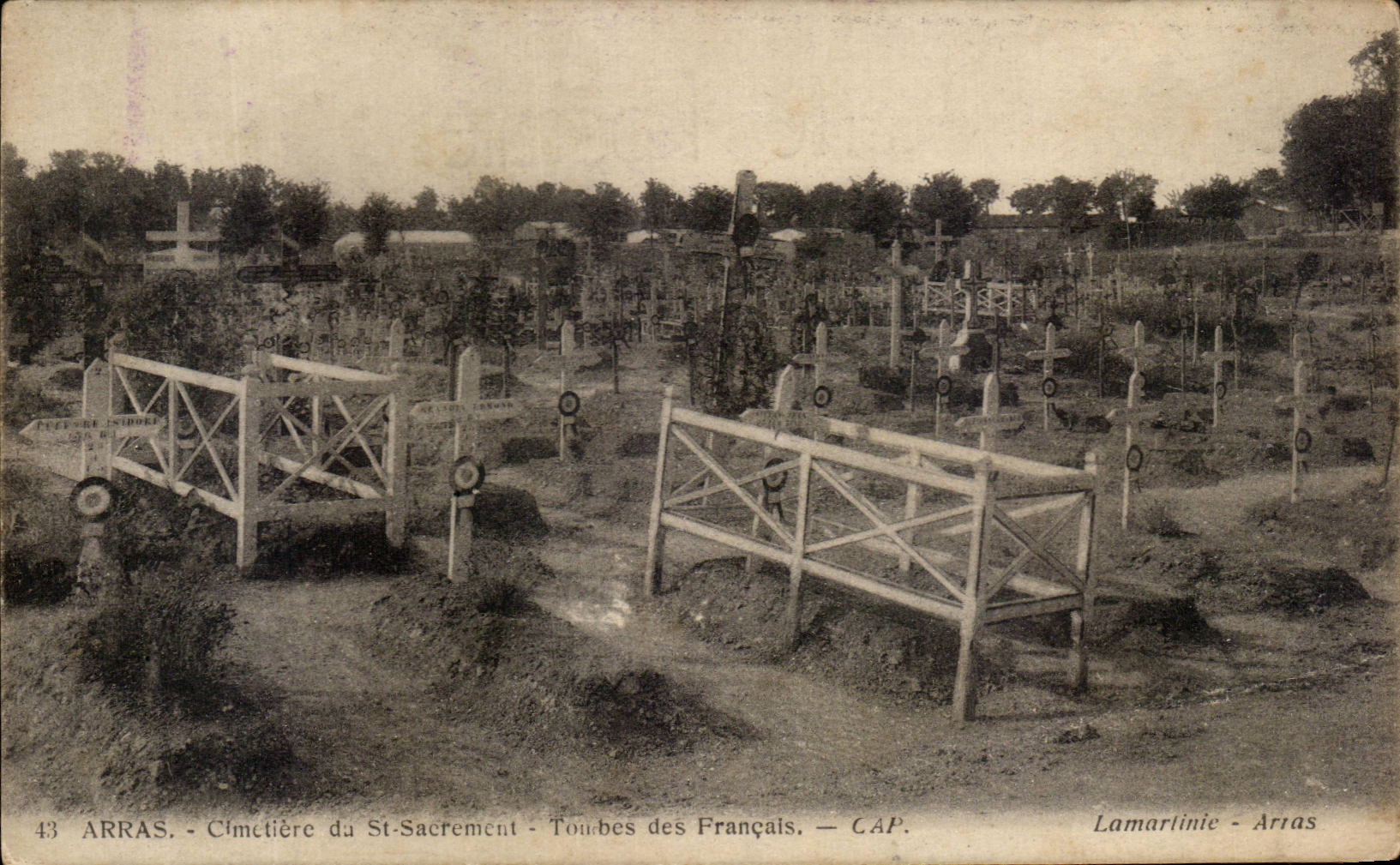 CPA Arras Cimetiere Du St Sacrement Tourbes Des Francais Militaria