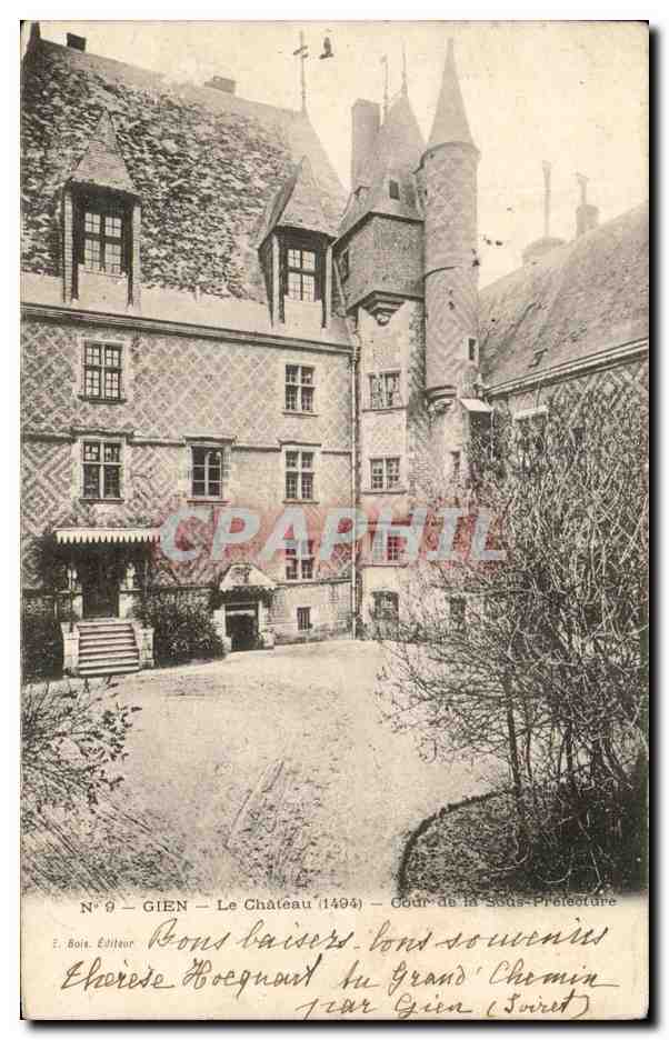 CPA Gien Le Chateau Cour De La Sous Prefecture