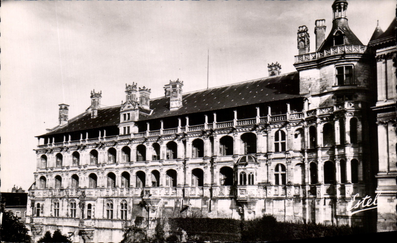 CPA Le Chateau De Blois L'Aile Francais Par La Facade Des Loges 