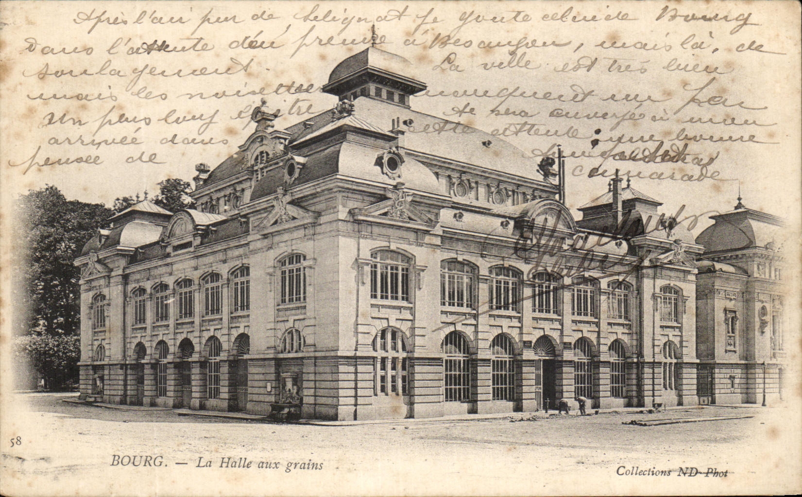 CPA Bourg La Halle aux grains