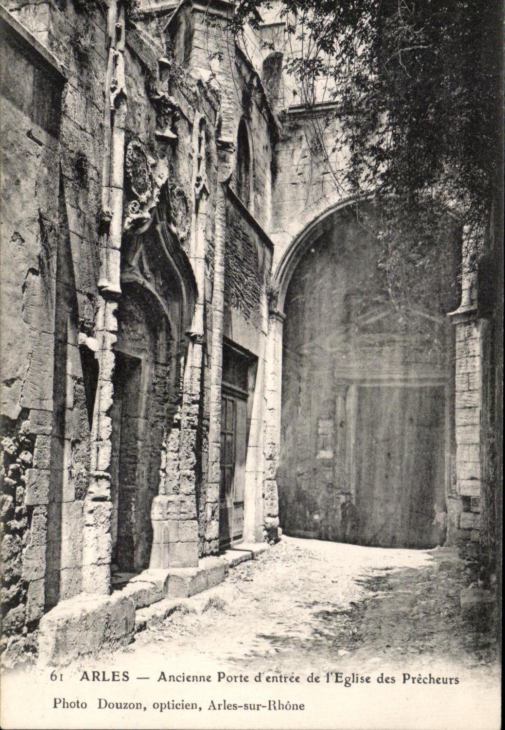 Arles — Ancienne Porte d'entrée de l'Église des Prêcheurs — Photo Douzon, opticien, Arles-sur-Rhône