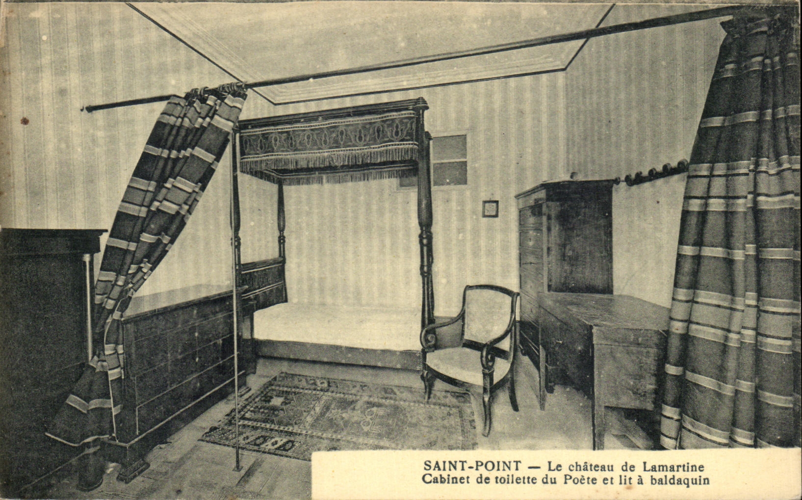Saint-Point — Le château de Lamartine. Cabinet de toilette du Poète et lit à baldaquin