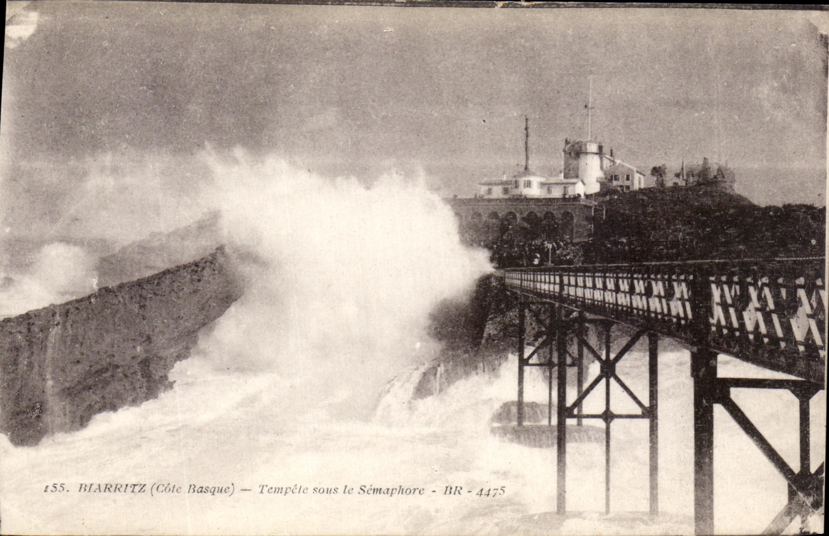CPA Biarritz Tempete sous Le Semaphore