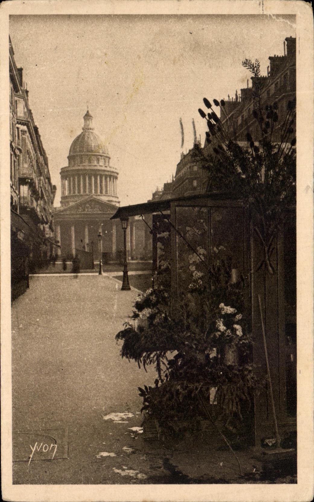 CPA Paris En Flanant Rue Soufflot Et Le Pantheon 