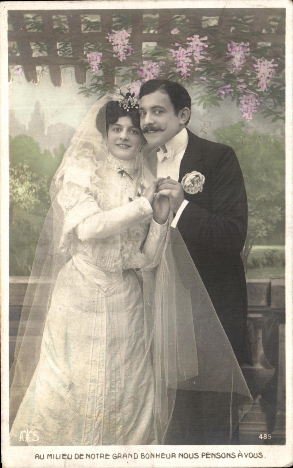 Nouveau couple de mariés — Au milieu de notre grand bonheur nous pensons à vous — A.M.S. n°485