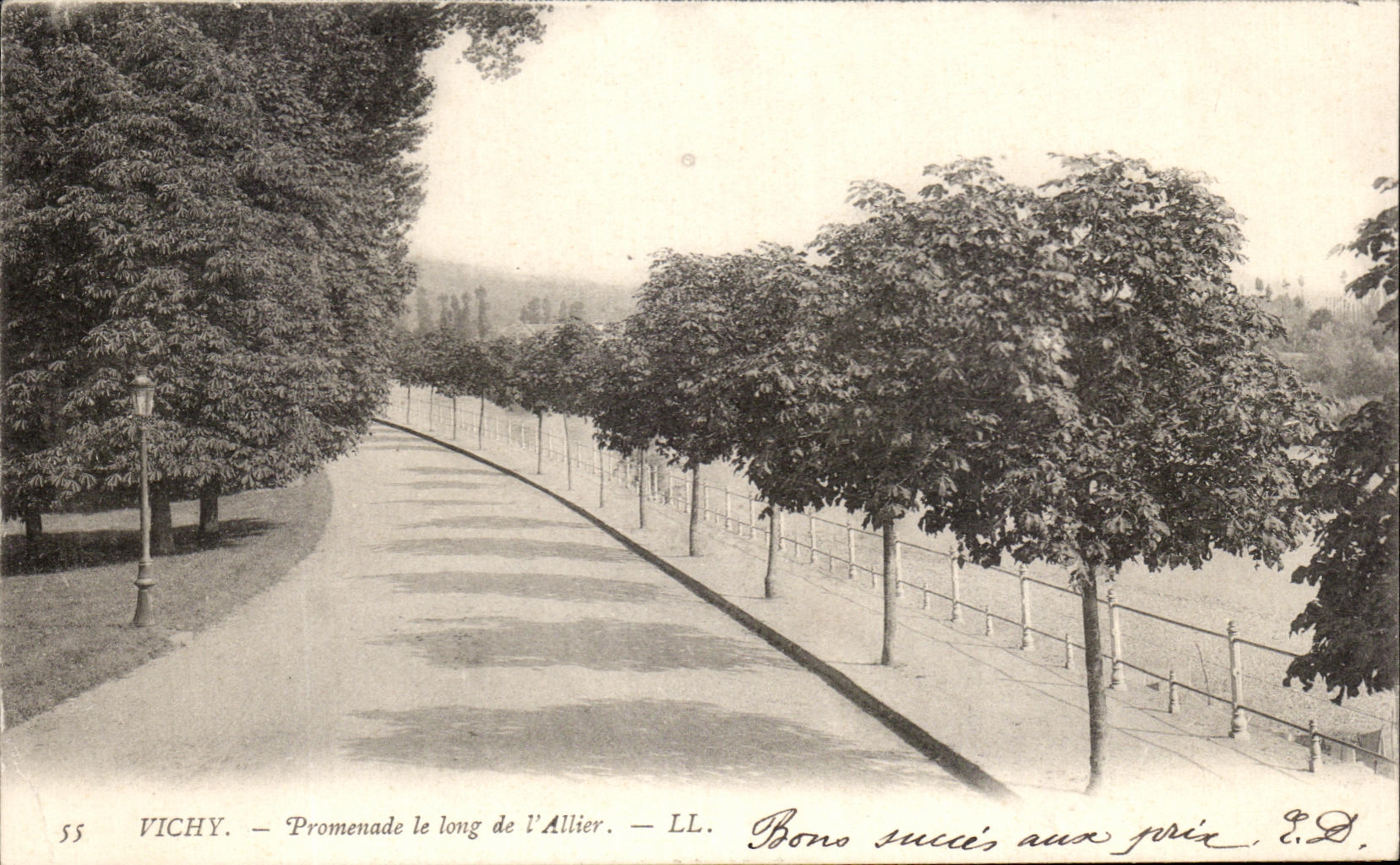 CPA Vichy Promenade le long de l'Allier