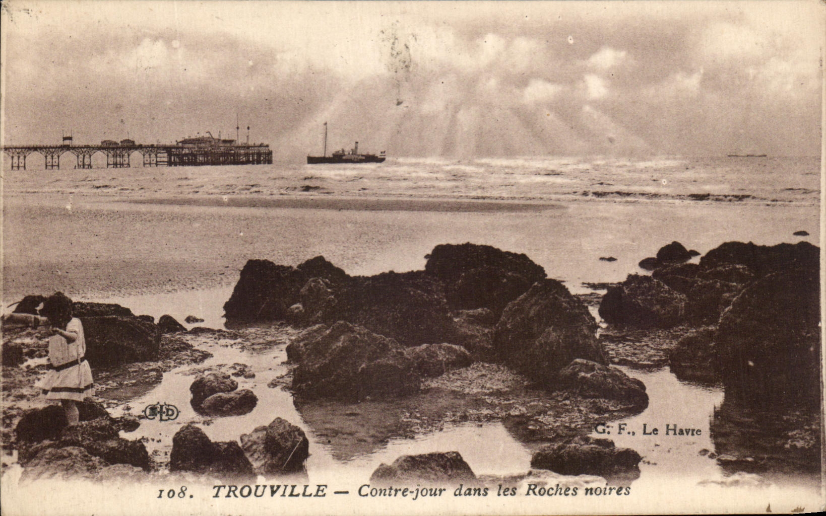 Trouville — Contre-jour dans les Roches noires — G. F., Le Havre