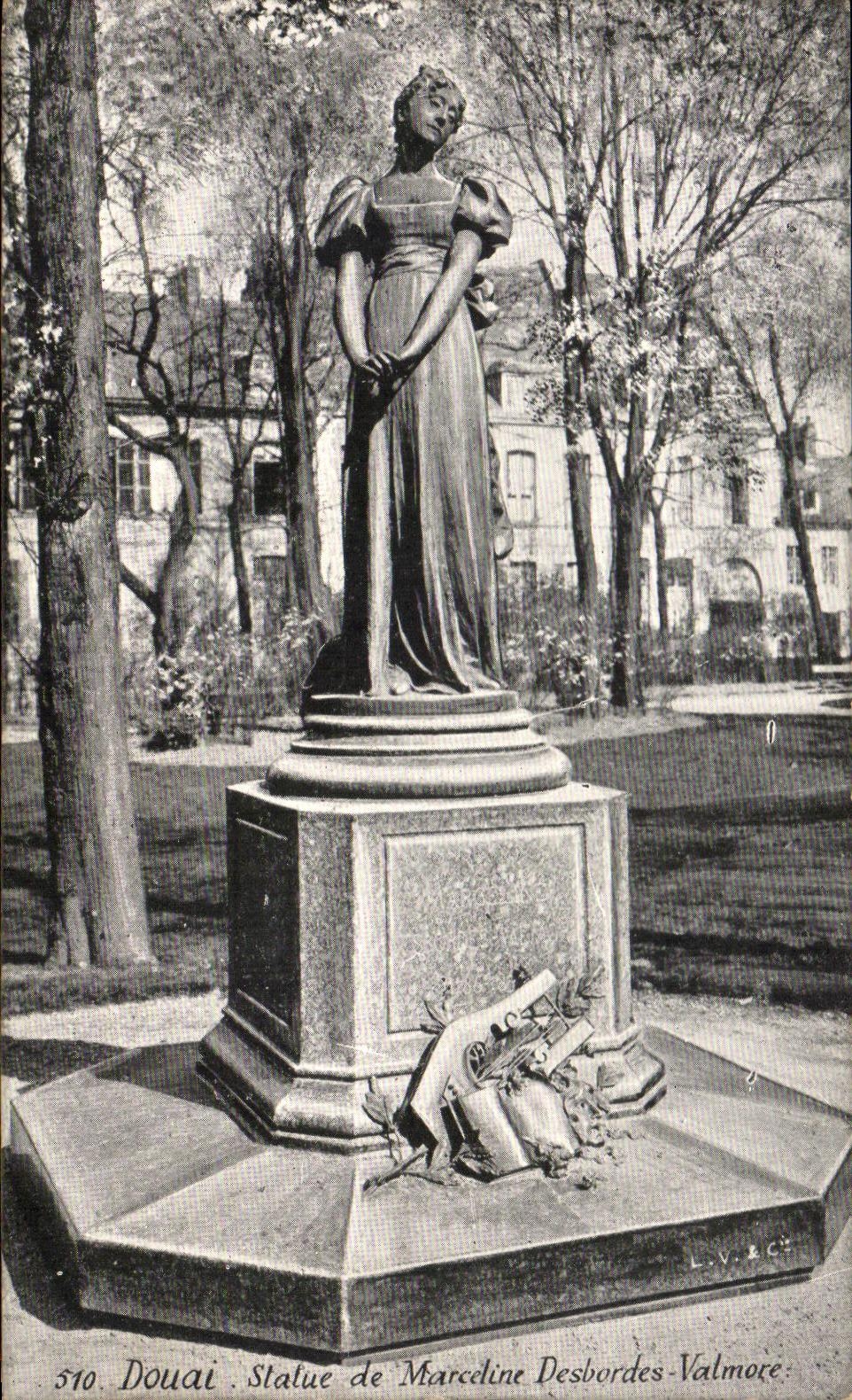 CPA Douai Statue De Marceline Desbordes Valmore Lyre