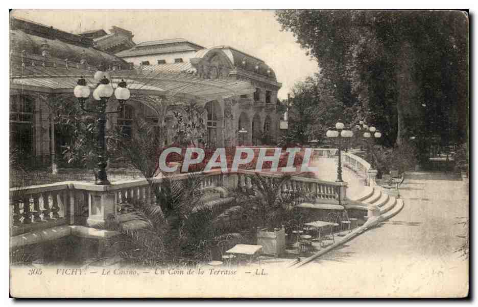 CPA Vichy Le Casino Un Coin de la Terrasse