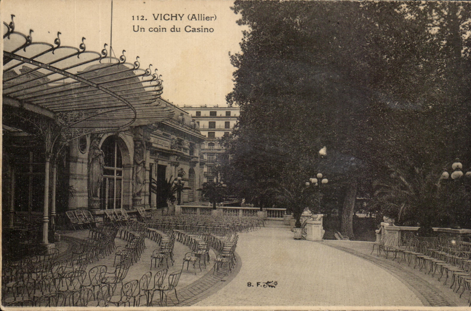 CPA Vichy Un coin du Casino