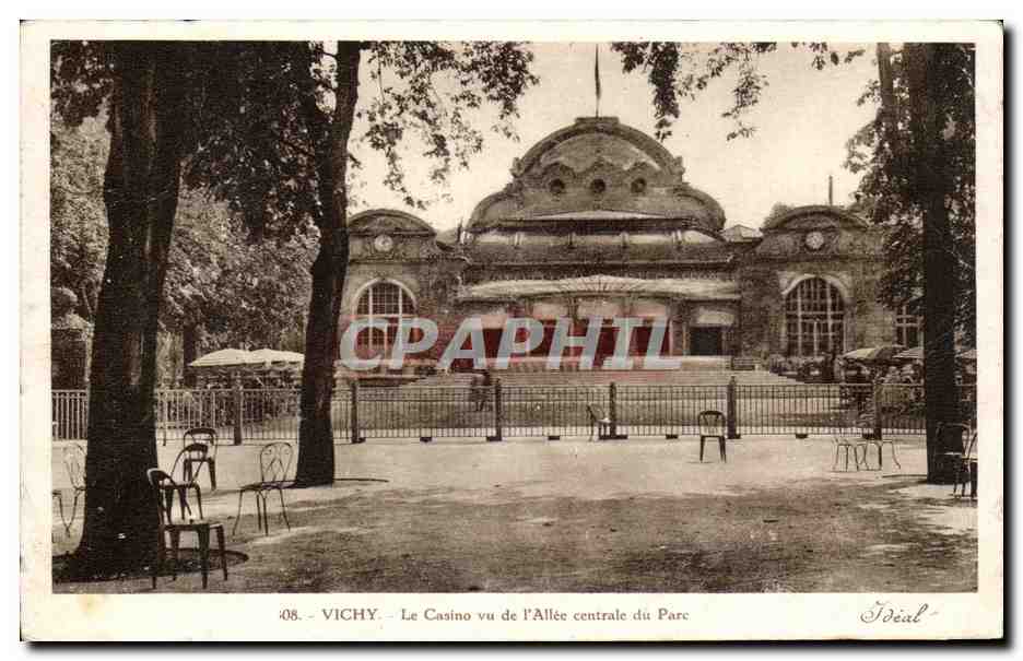 CPA Vichy La Casino vu de I'Allee centrale du Parc