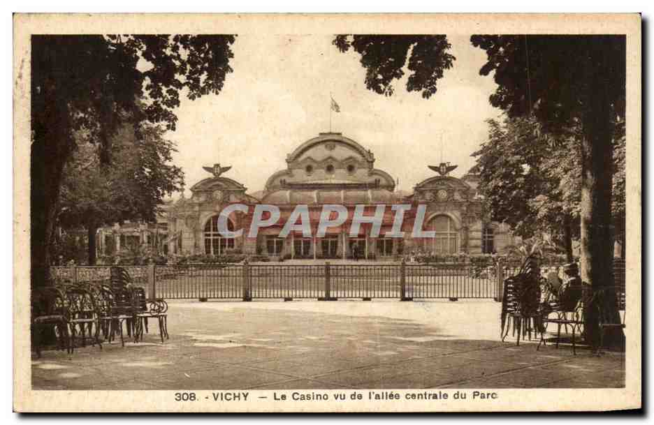 CPA Vichy Le Casino vu de I'allee centrale du Parc