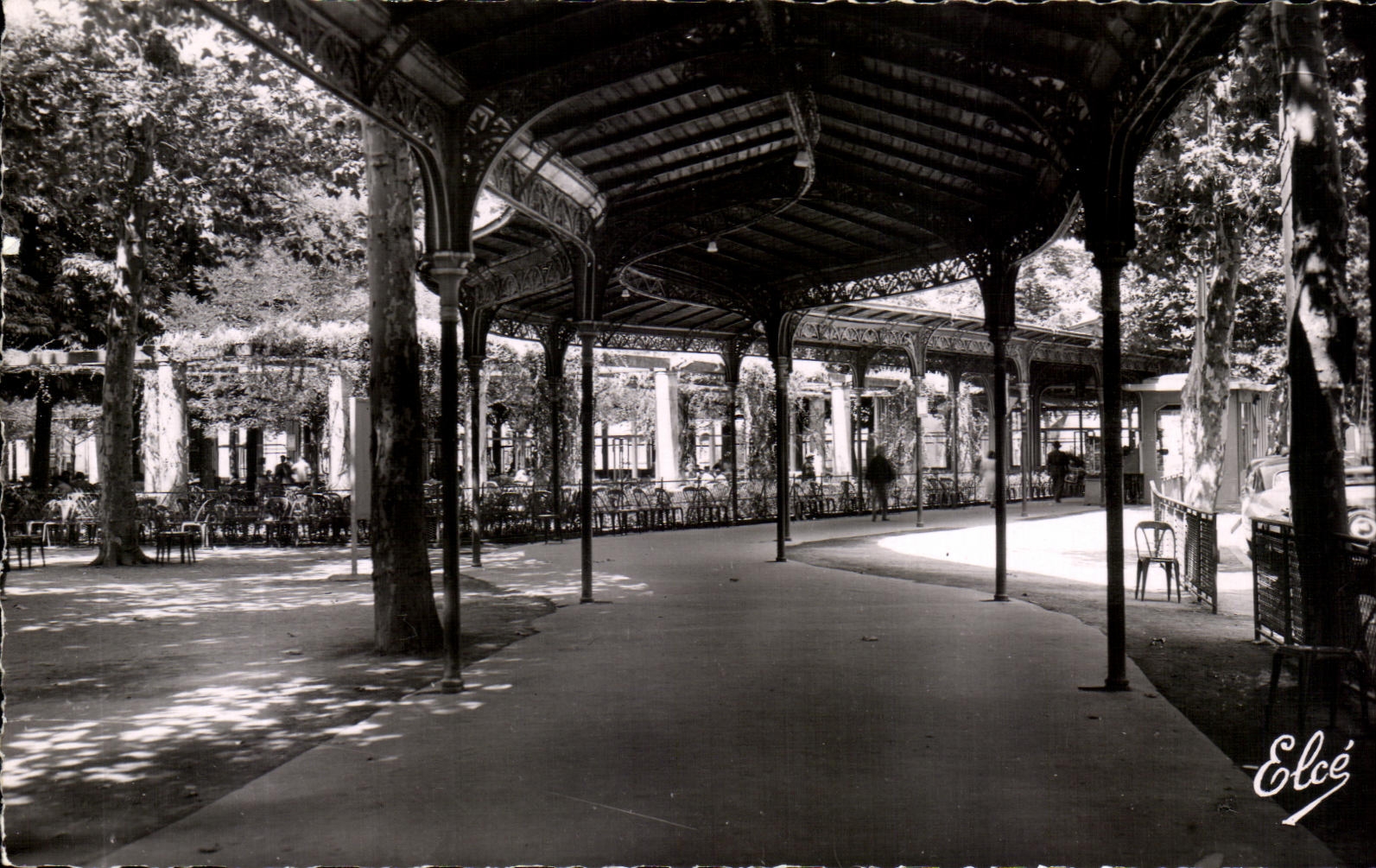 CPA Vichy Galerie Couverte Et La Pergola Dans Le Parc Des Sources