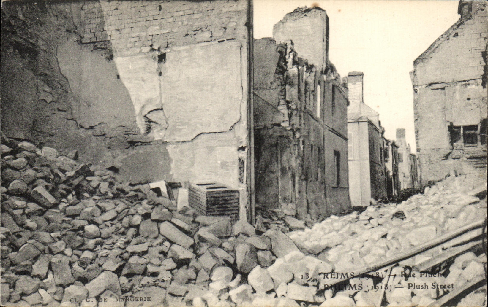 CPA Reims Rue Pluche Militaria