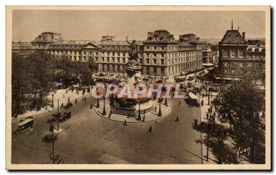 CPA Paris En Flanant Place de la Republique