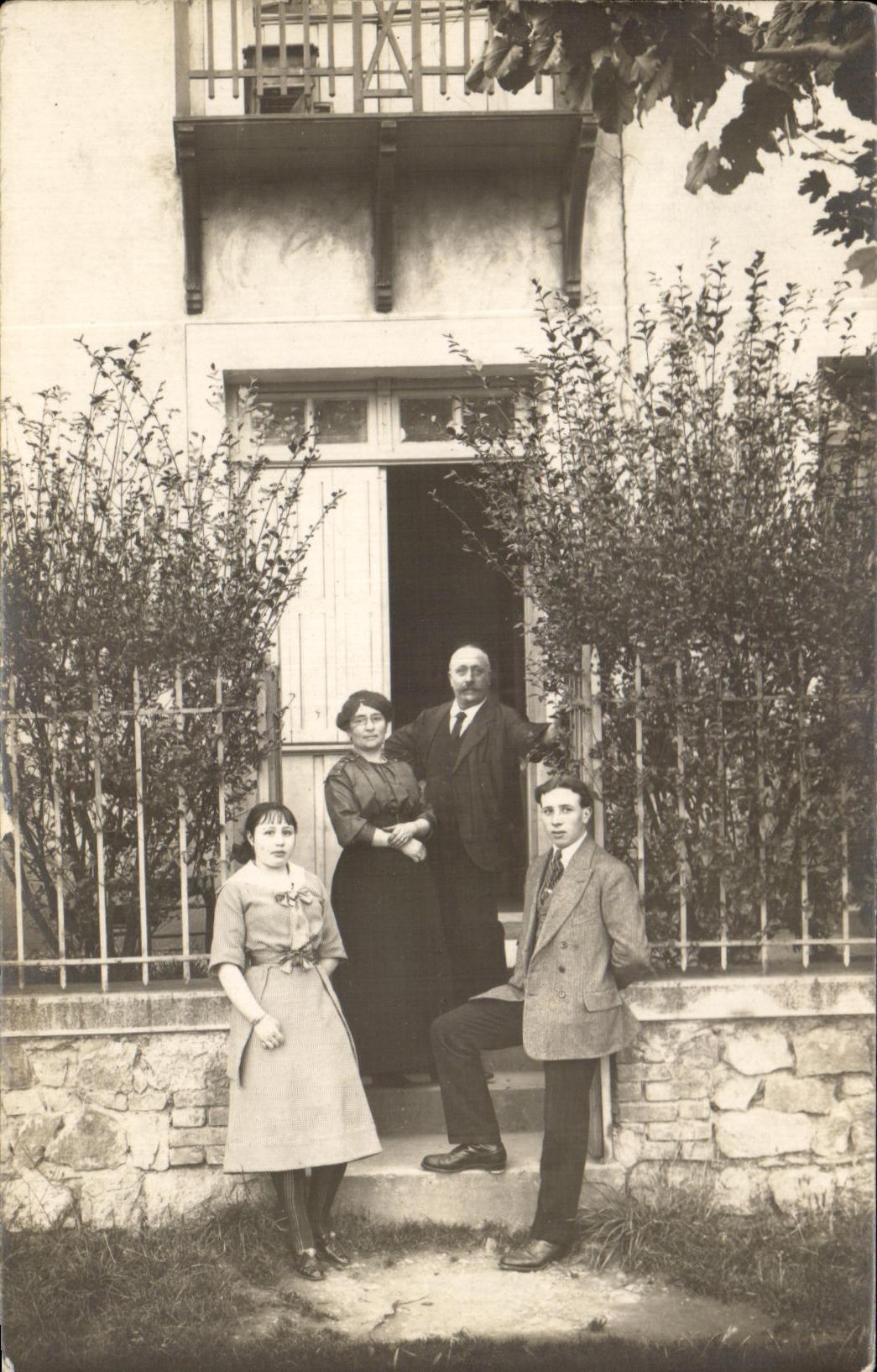 Famille devant une maison — Lyon — Éditeur F. Pacalet, n° 246