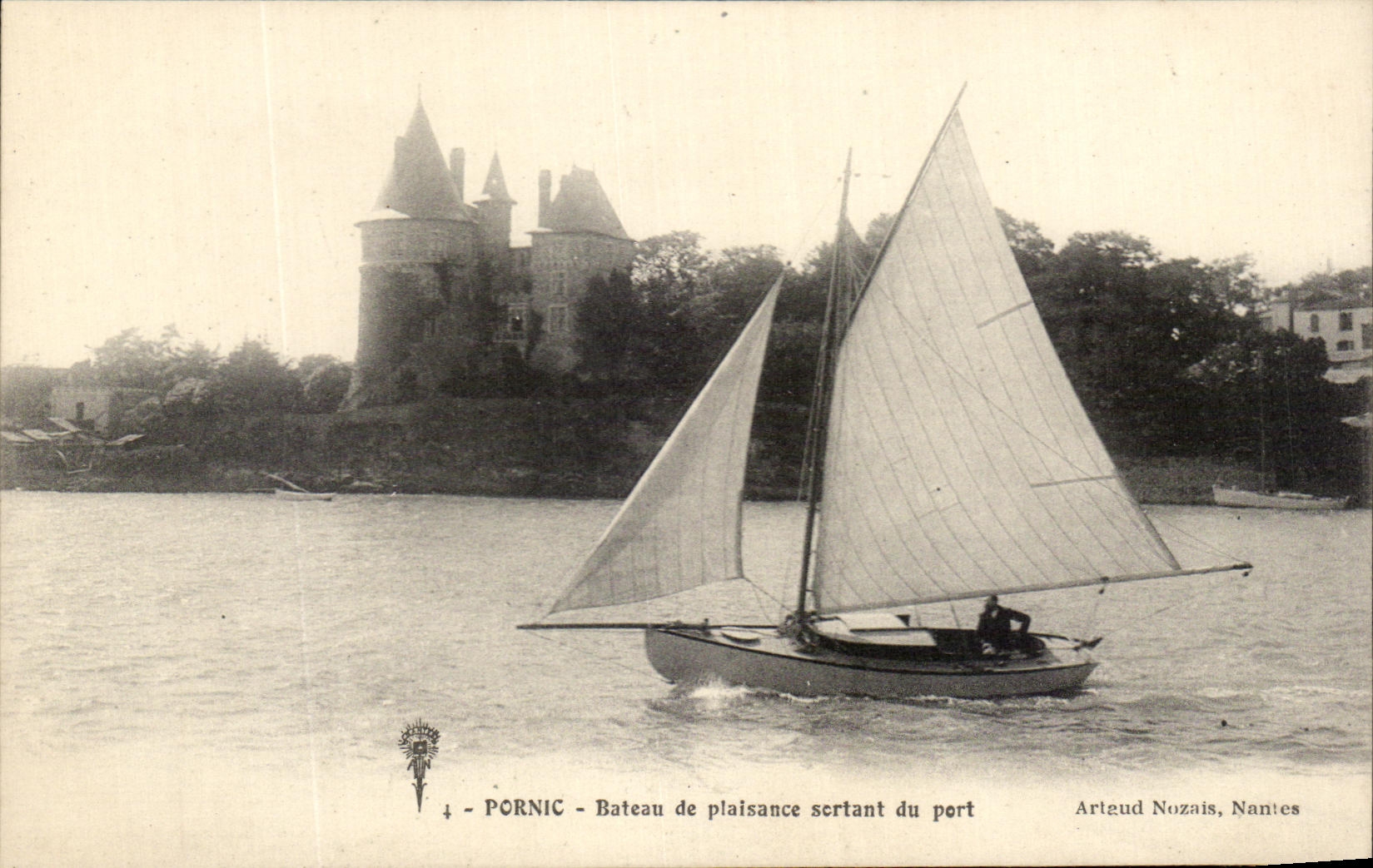 CPA Pornic Bateau de plaisance sortant du port