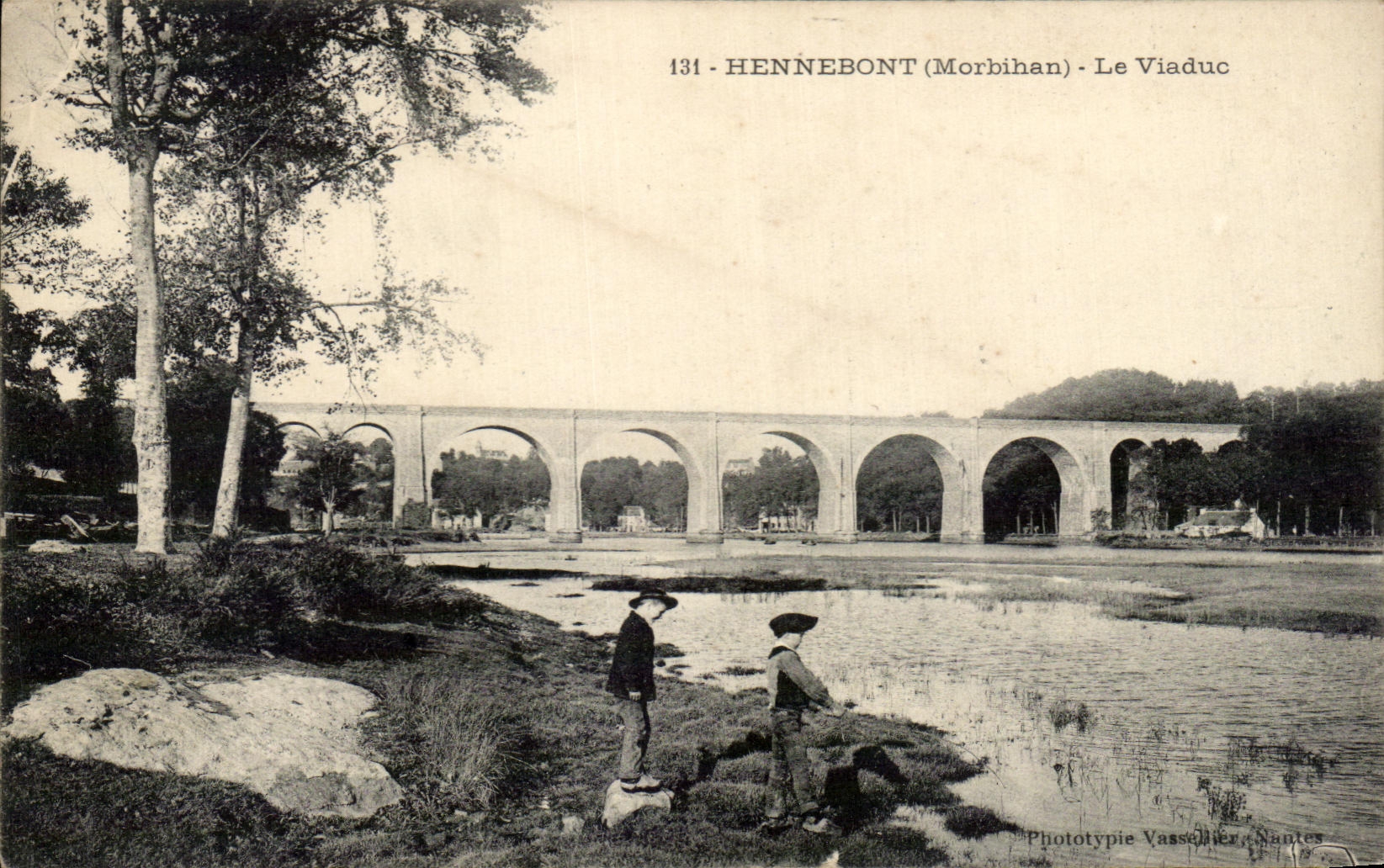 CPA Hennebont Le Viaduc Enfants pecheurs