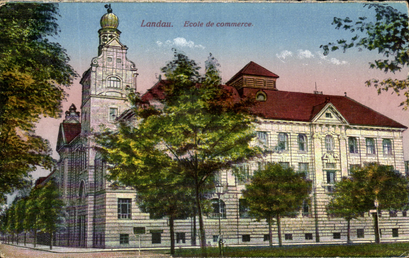 Landau. École de commerce — vue de l'édifice avec tour et toit en tuiles rouges
