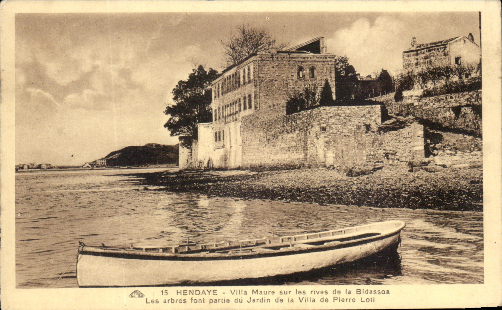 CPA Hendaye Villa Maure sur les rives de la Bidassoa Les arbres font partie du jardin de la villa de Pierre loti