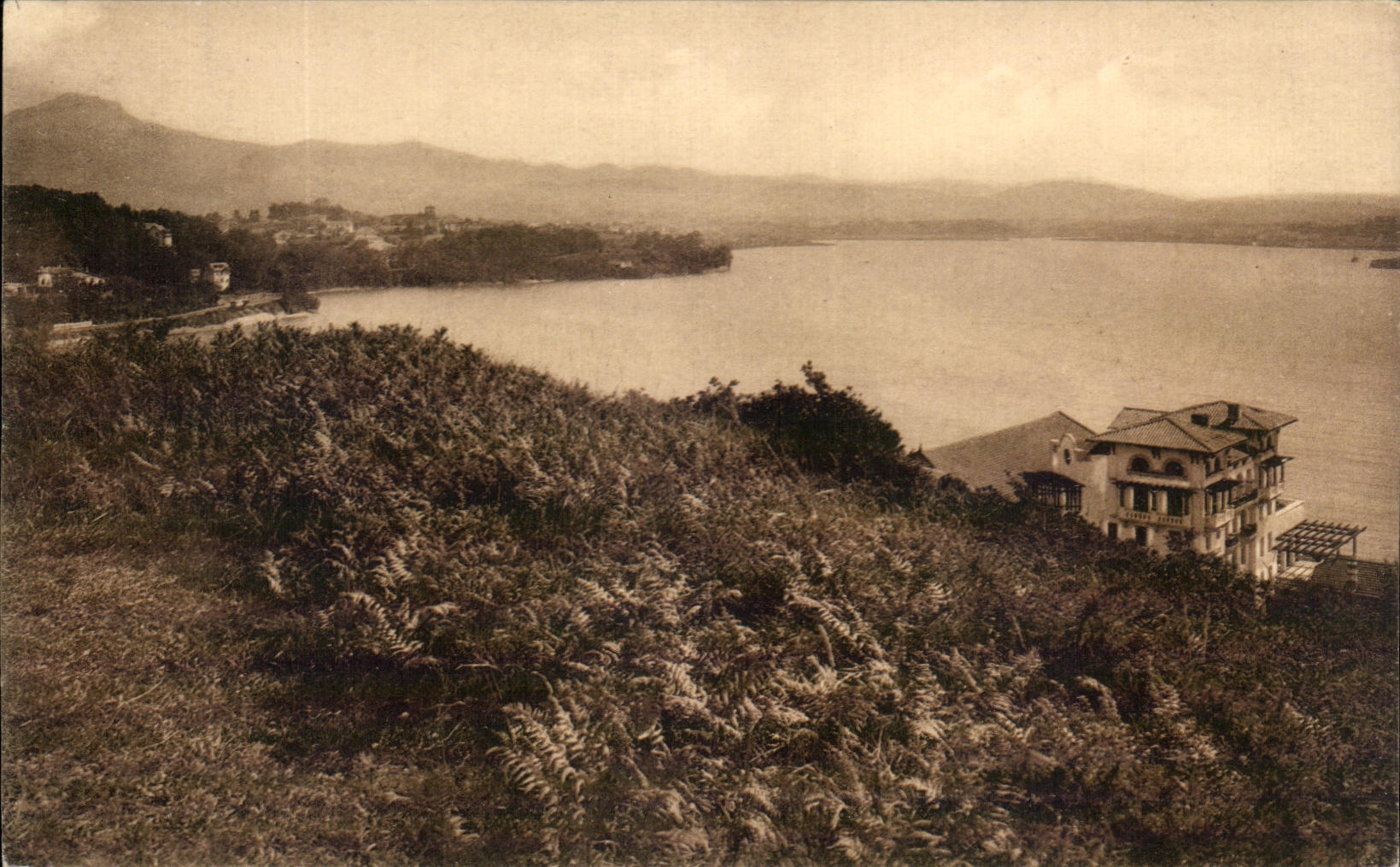 Hendaye (Côte Basque) — Blick auf die Bucht und die spanischen Berge — L'Hôtel Bidassoa