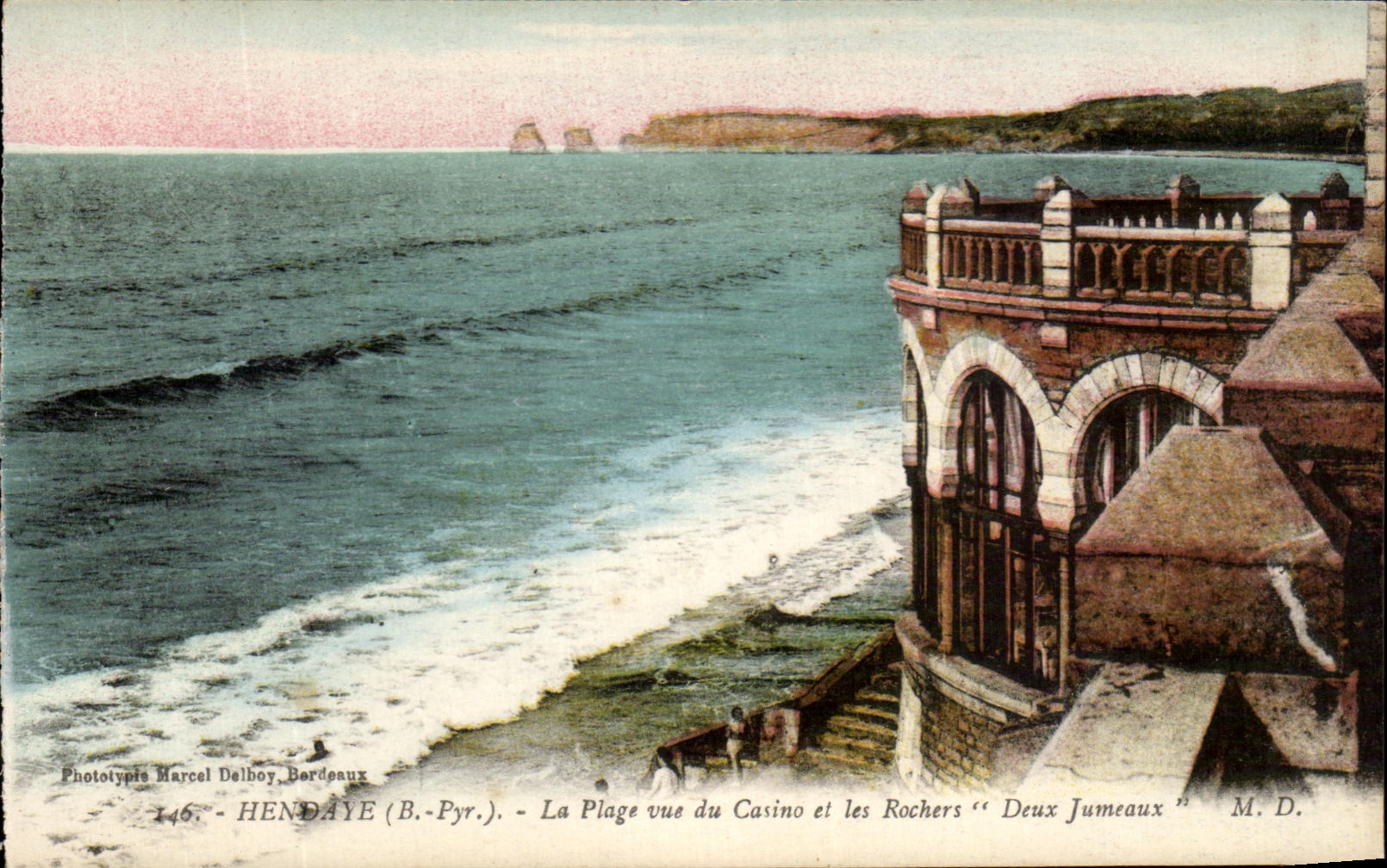 Hendaye (B.-Pyr.) — La Plage vue du Casino et les Rochers "Deux Jumeaux" — Phototypies Marcel Delboy, Bordeaux