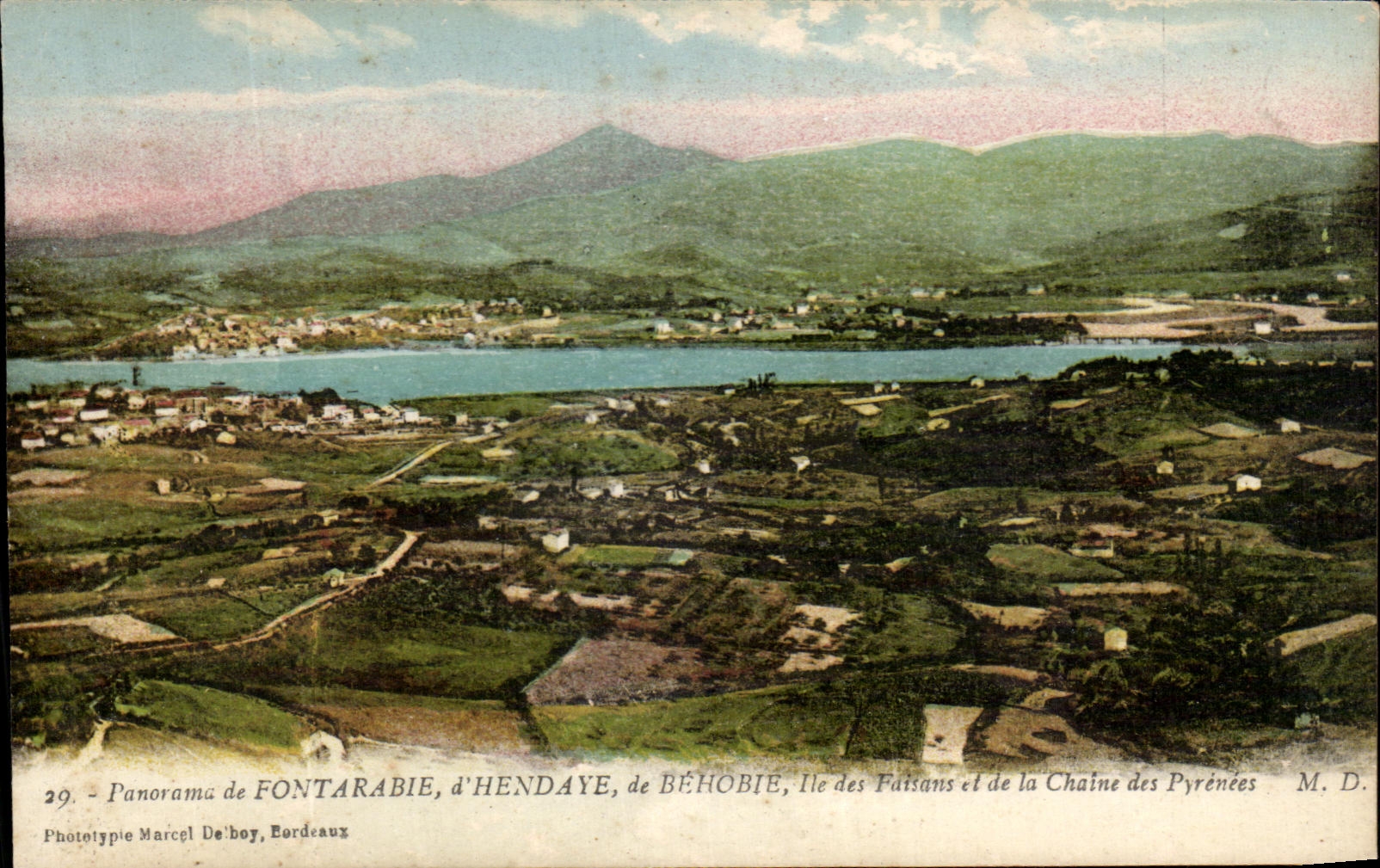 Panorama de Fontarabie, d'Hendaye, de Béhobie, île des Faisans et de la Chaîne des Pyrénées — Phototypie Marcel De'boy, Bordeaux — n°29