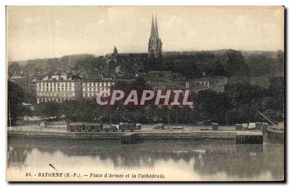 Bayonne (B.-P.) — Place d'Armes et la Cathédrale