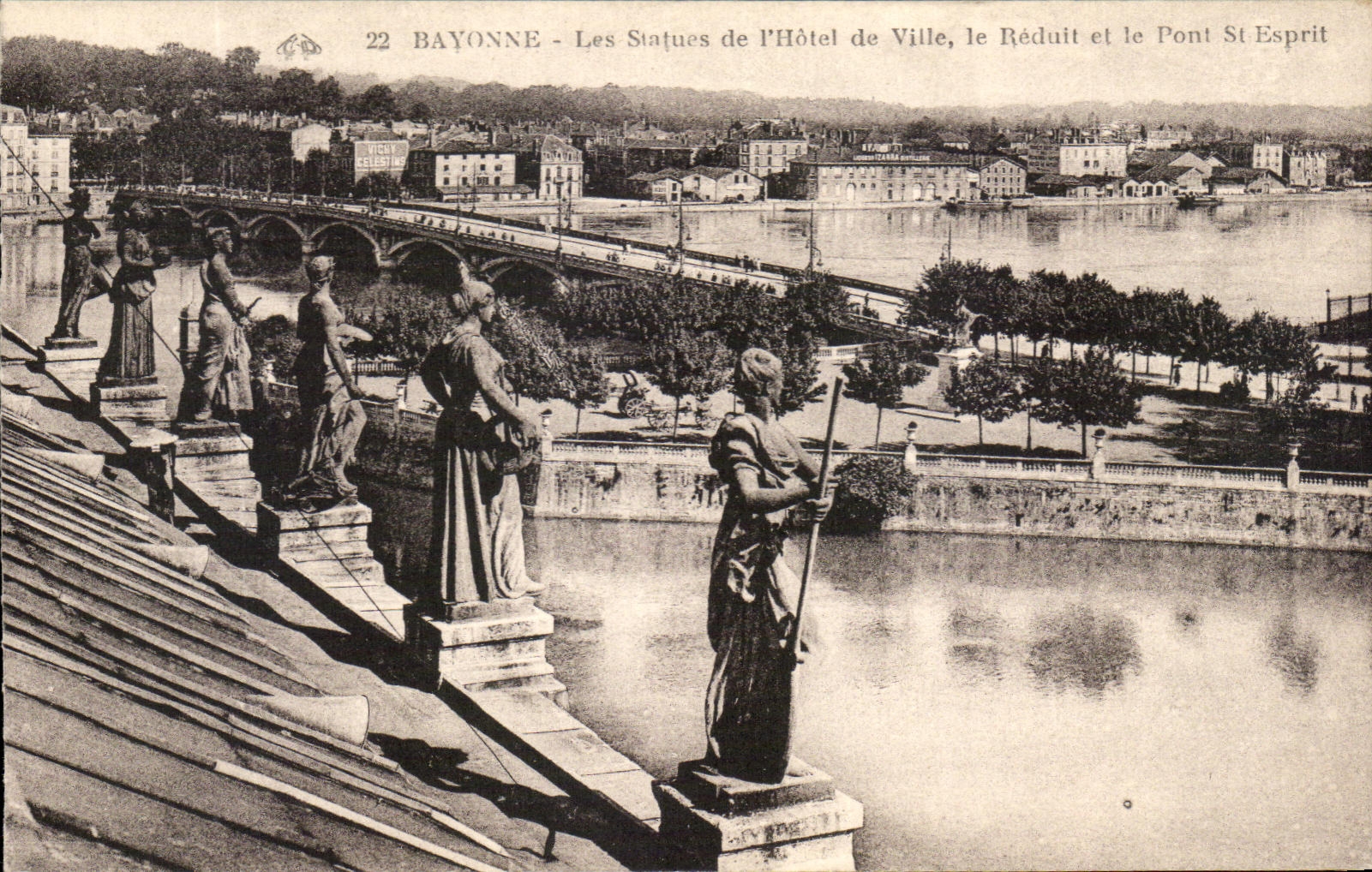 CPA Bayonne Les Statues de l'Hotel de ville le Reduit et le Pont St Esprit 