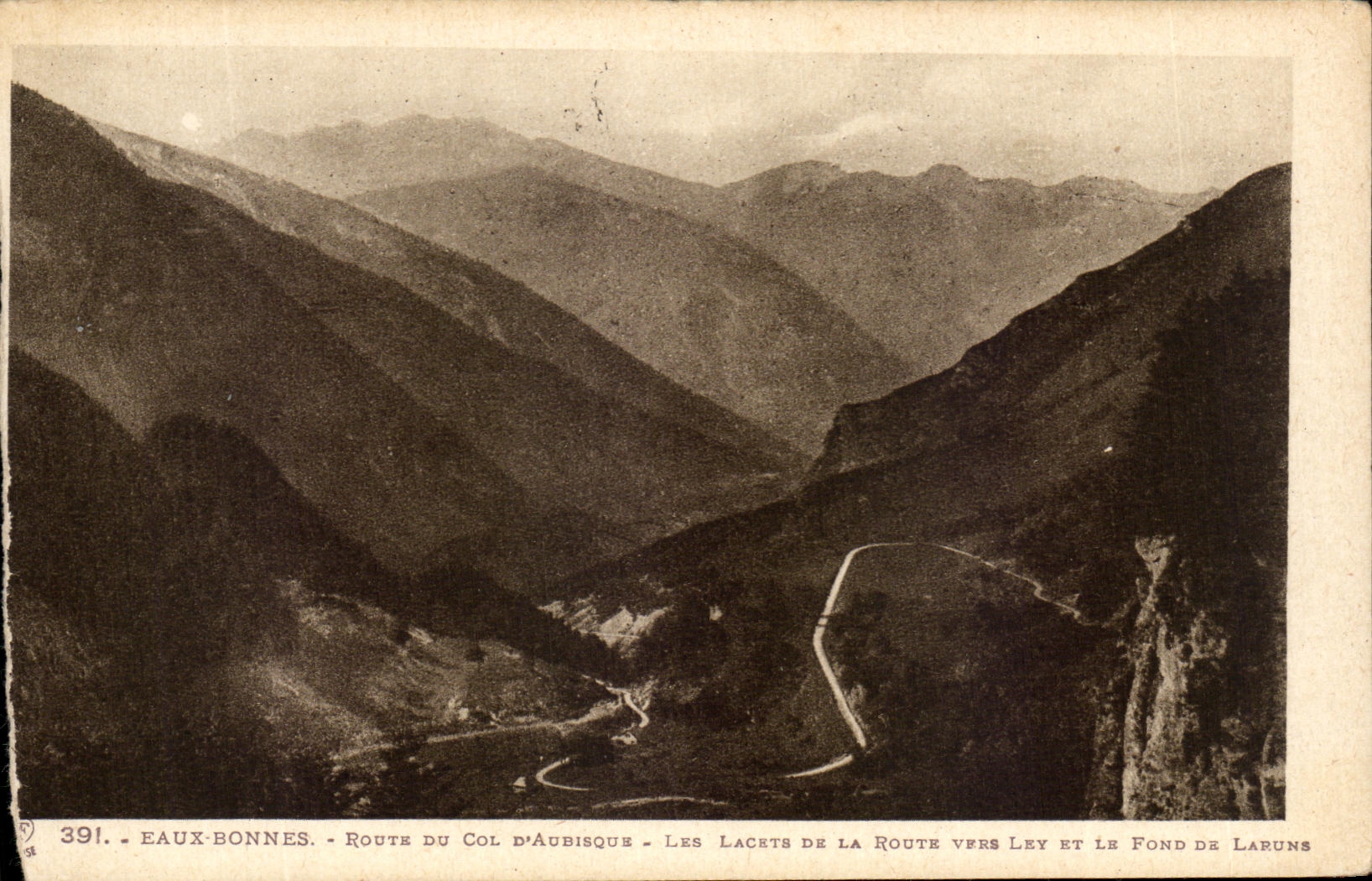 Eaux-Bonnes - Route du Col d'Aubisque - Les lacets de la route vers Ley et le fond de Laruns