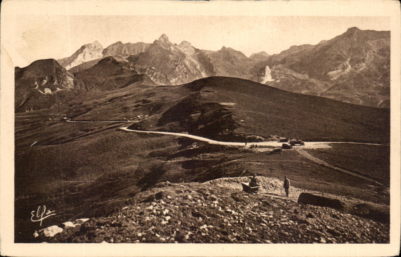 CPA Pyrenees Ocean Au Sommet Du Col D'Aubisque Latte De Bazen Et Gabizos 