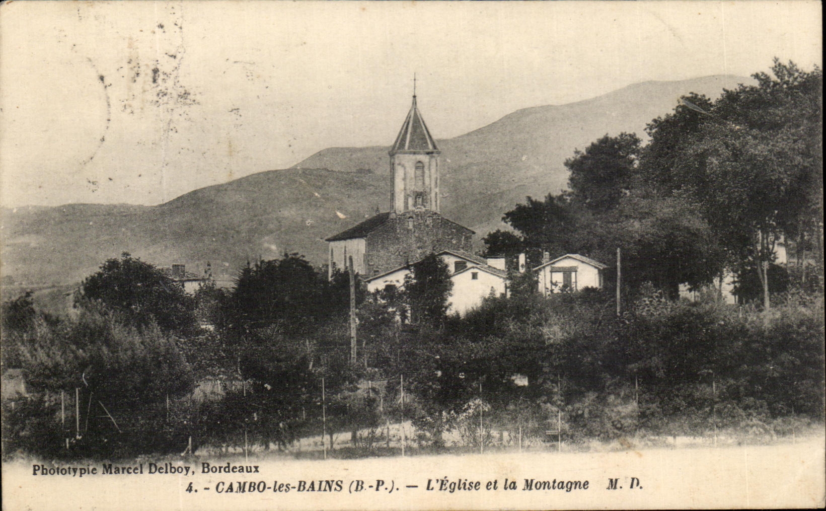 CPA Cambo les Bains L'Eglise et la Montagne