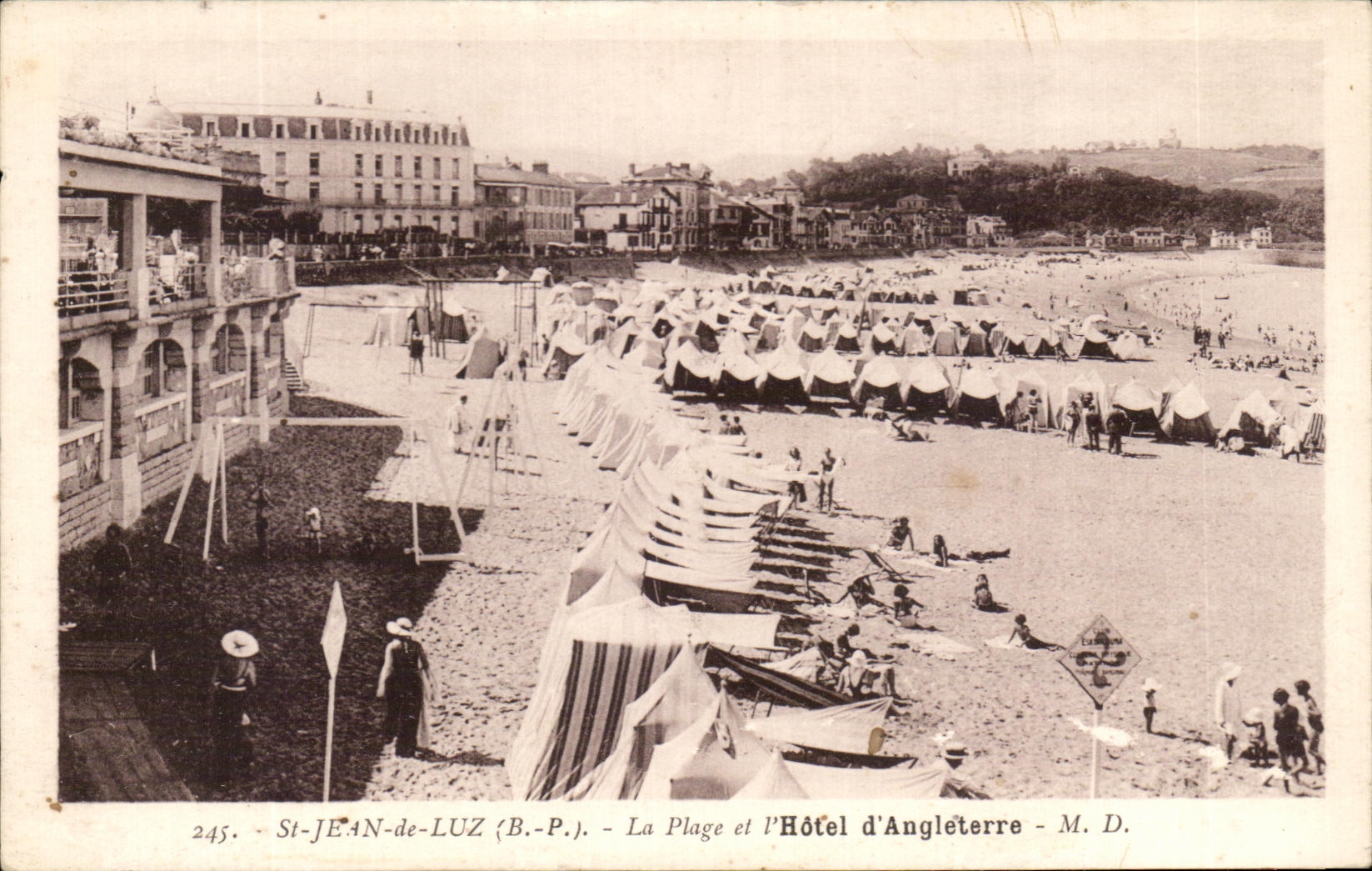 CPA Saint Jean De Luz La Plage et L'Hotel d'Angleterre