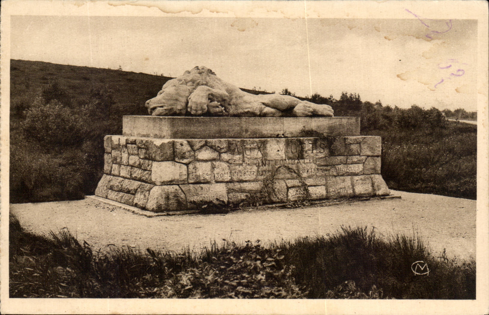 CPA Monument eleve au carrefour Sainte Fine Lion Militaria