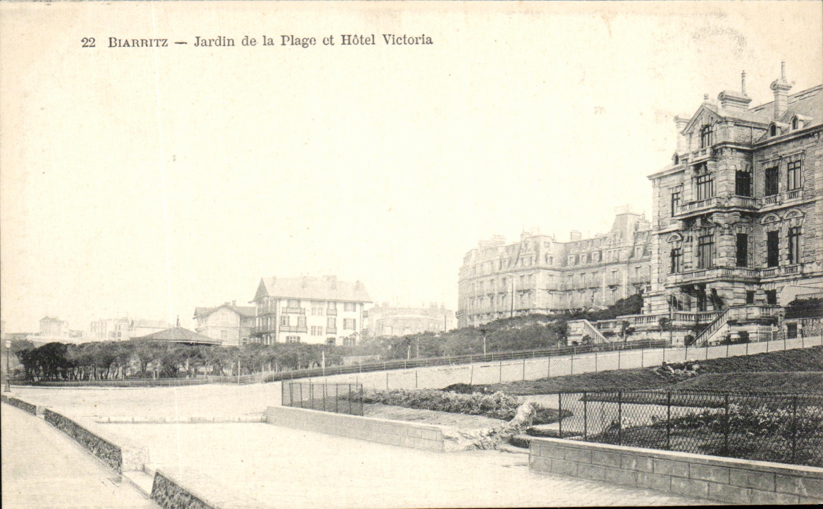 CPA Biarritz Jardin de la Plago et Hotel Victoria