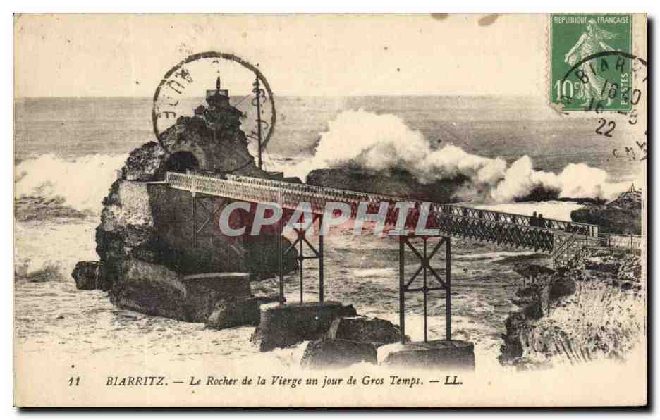 CPA Biarritz Le Rocher de la Vierge un jour de Gros Temps