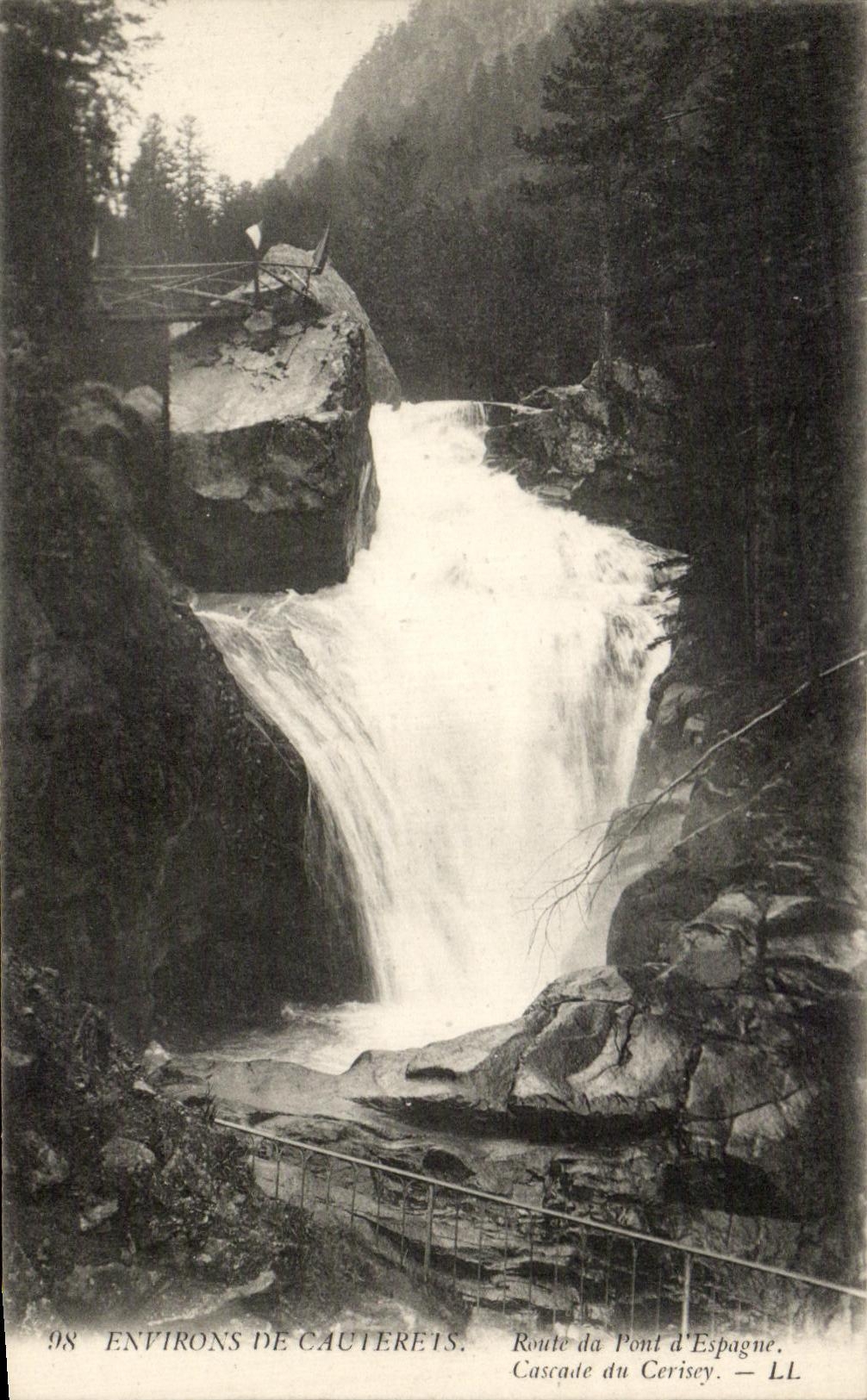 CPA Environs De Cauterets Route De Pont d'Espagne Cascade Du Cerisey