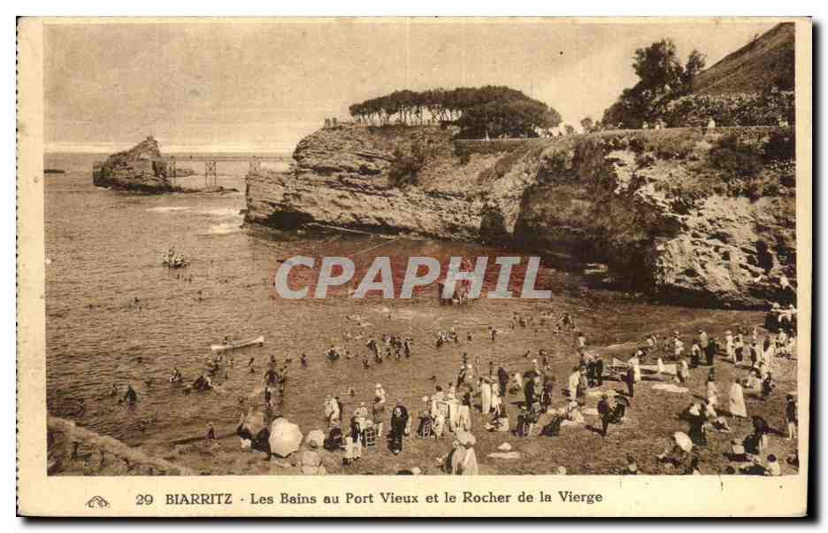 CPA Biarritz Les Bains au port Vieux et le Rocher de la Vierge