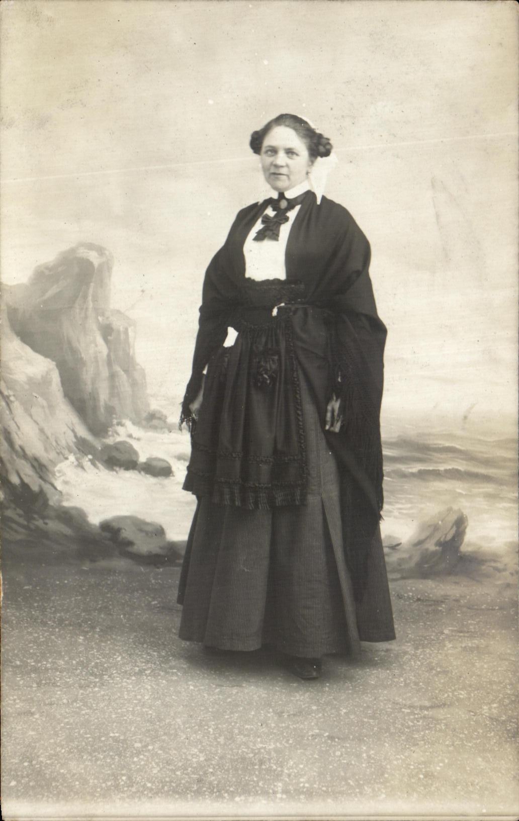 Femme en robe sombre — paysage côtier — B. Caillicemino, Paris